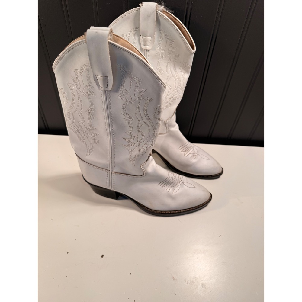Shyanne White Faux Leather Western Cowboy Boots Size 5.0-D BVJ9134